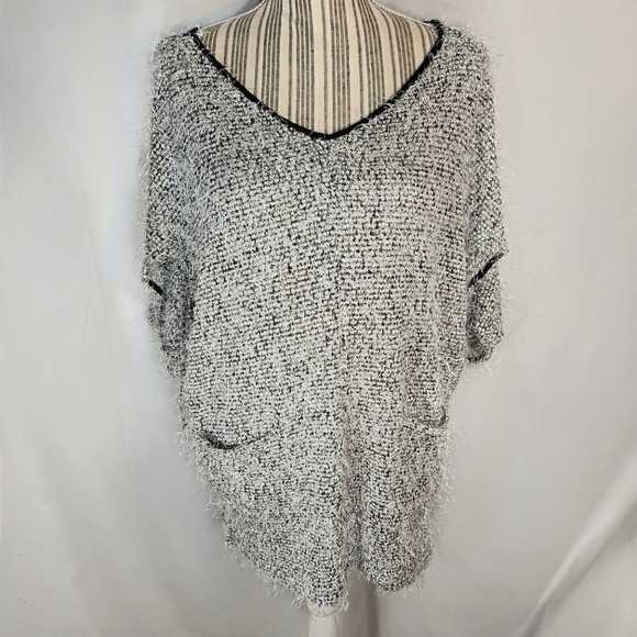 Nine West Jeans Black & White Hairy/Fuzzy Short Sleeve Hi-Low Hem Sweater Medium - Picture 1 of 11